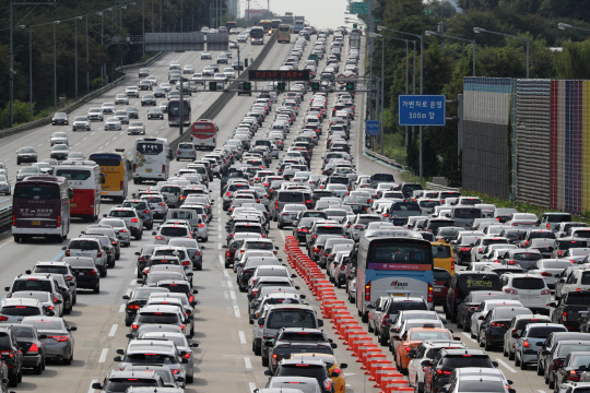 고속도로, 상하행선 정체 시작  추석 연휴 중반부에 접어든 5일 오전 성남시 궁내동 경부고속도로 서울톨게이트 부근에서 서울을 떠나는 차량이 줄을 잇고 있다. 도로공사 관계자는 &quot;수도권→지방 방향 정체는 오전 7시 시작돼 오전 11시∼낮 12시 절정에 이르러 오후 6∼8시 해소되고, 지방→수도권 방향 정체는 오전 8시 시작돼 오후 5∼6시 정점을 찍고 6일 새벽이 되어야 해소될 것으로 보인다&quot;고 말했다. 2017.10.5